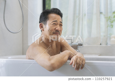A man in his 50s taking a bath 110257921