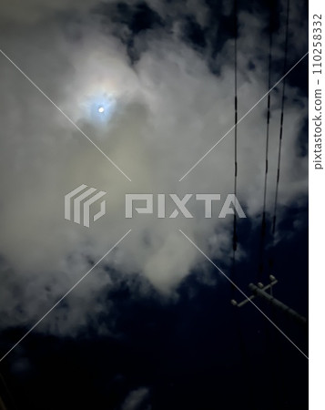 透過雲層的縫隙看到的月亮 110258332
