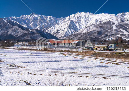 [Nagano Prefecture] Snowy Northern Alps/Hakuba Village in winter 110258383