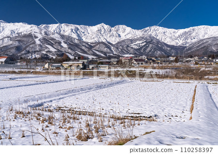 [Nagano Prefecture] Snowy Northern Alps/Hakuba Village in winter 110258397