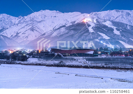 [Nagano Prefecture] Snowy Northern Alps/night view of Hakuba Village in winter 110258461