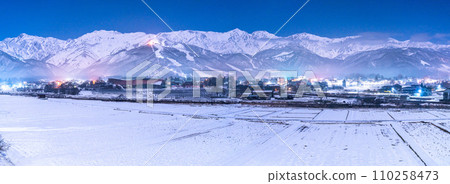 [Nagano Prefecture] Snowy Northern Alps/night view of Hakuba Village in winter 110258473