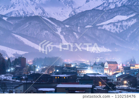【長野縣】白雪皚皚的北阿爾卑斯山/冬天的白馬村夜景 110258476