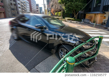 交通事故現場撞護欄 110258577