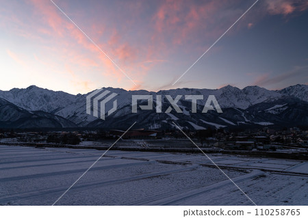 【長野縣】白雪皚皚的北阿爾卑斯日落/冬季的白馬村 110258765