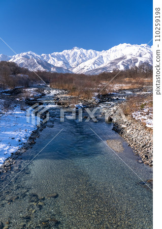 【長野縣】白雪皚皚的北阿爾卑斯山和冬季的松川清流、白馬村 110259198