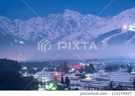 [Nagano Prefecture] Snowy Northern Alps/night view of Hakuba Village in winter 110259927