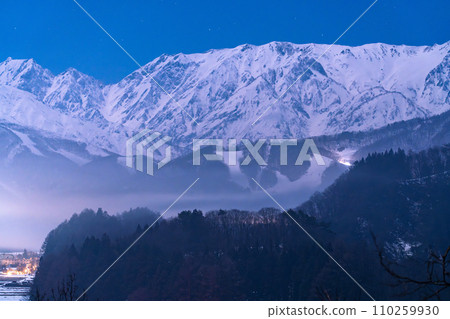 [Nagano Prefecture] Snowy Northern Alps/night view of Hakuba Village in winter 110259930