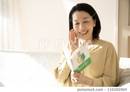 讀投資書的微笑的婦女 讀投資書的微笑的婦女 110260904