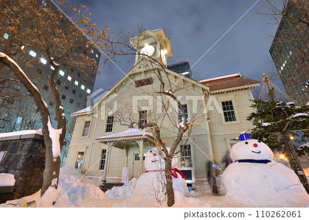 札幌鐘樓與雪人北海道札幌的夜景 110262061