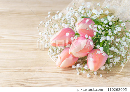 粉紅鬱金香和滿天星的花束 粉紅鬱金香和滿天星的花束 110262095