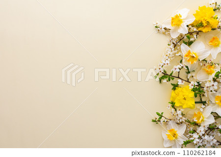 Festive background with spring flowers 110262184