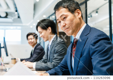 Businessman working in the office Photo cooperation: WEEK Shibadaimon (Sun Frontier Fudousan) 110263096