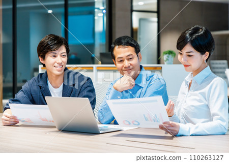 Senior businessman having a meeting with young employees Photo cooperation: WEEK Shibadaimon (Sun Frontier Fudousan) 110263127