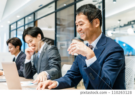 Businessman working in the office Photo cooperation: WEEK Shibadaimon (Sun Frontier Fudousan) Businessman working in the office Photo cooperation: WEEK Shibadaimon (Sun Frontier Fudousan) 110263128