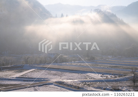 《Nagano Prefecture》Winter morning mist and rays/Winter Hakuba Village 《Nagano Prefecture》Winter morning mist and rays/Winter Hakuba Village 110263221