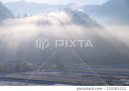 《Nagano Prefecture》Winter morning mist and rays/Winter Hakuba Village 《Nagano Prefecture》Winter morning mist and rays/Winter Hakuba Village 110263222