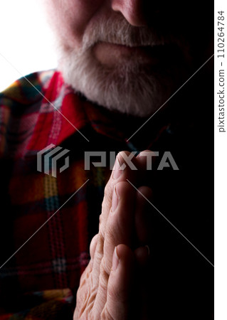 A man with a beard at the age holds hands - silhouette 110264784