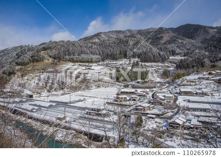 Japan's most beautiful village "Mase Village, Gero City, Gifu Prefecture" winter scenery 110265978