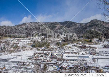 Japan's most beautiful village "Mase Village, Gero City, Gifu Prefecture" winter scenery 110265979