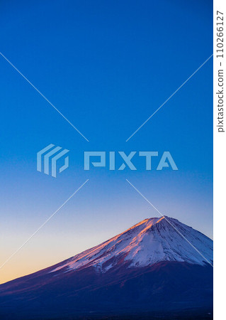 [Magic hour material] Sunrise and magic hour seen from Lake Kawaguchi in winter [Yamanashi Prefecture] 110266127