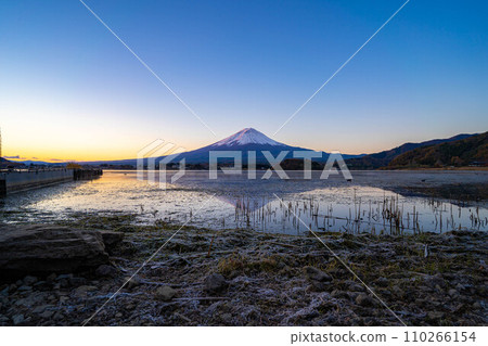 [Magic hour material] Sunrise and magic hour seen from Lake Kawaguchi in winter [Yamanashi Prefecture] 110266154
