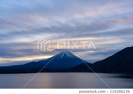 [Mt. Fuji material] Mt. Fuji covered with cloudy clouds seen from Lake Motosu [Yamanashi Prefecture] 110266236