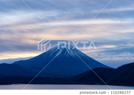 [富士山素材]從本棲湖看到的雲霧繚繞的富士山[山梨縣] 110266237