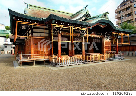 Ebisu, one of Osaka's Seven Gods of Good Luck, is enshrined... ``Ebessan'', the god of business prosperity [Imamiya Ebisu Shrine] 110266283