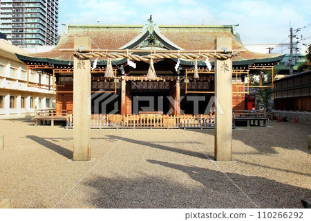 Ebisu, one of Osaka's Seven Gods of Good Luck, is enshrined... ``Ebessan'', the god of business prosperity [Imamiya Ebisu Shrine] 110266292