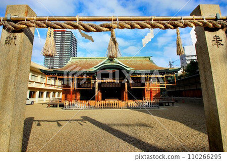 Ebisu, one of Osaka's Seven Gods of Good Luck, is enshrined... ``Ebessan'', the god of business prosperity [Imamiya Ebisu Shrine] 110266295