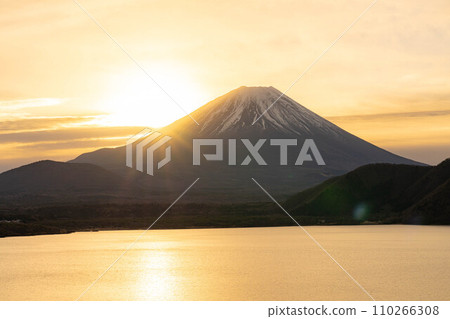 [Mt. Fuji material] Sunrise and sunrise scenery seen from Lake Motosu [Yamanashi Prefecture] 110266308