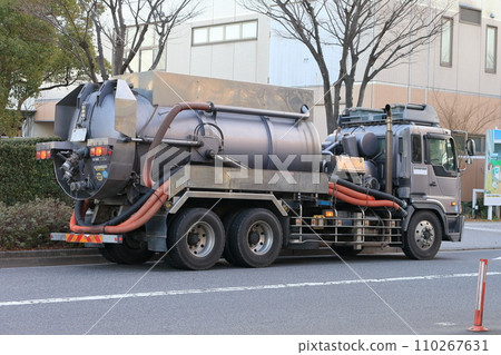 Vacuum car (sucking car) image 110267631