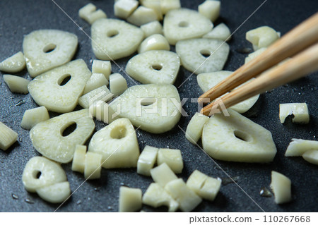 將大蒜（切片並粗略切碎）放入煎鍋中炒的烹飪場景。 110267668