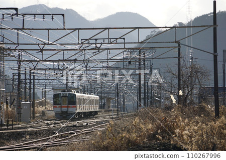 東海道線近江長岡車站行駛的列車 東海道線近江長岡車站行駛的列車 110267996