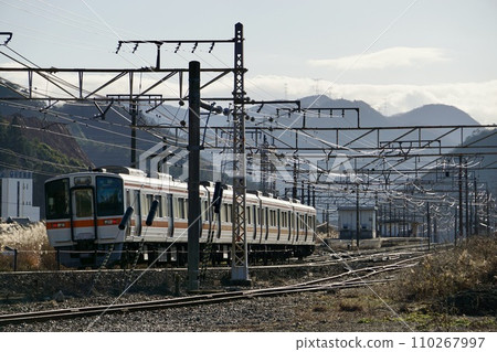 東海道線近江長岡車站行駛的列車 110267997