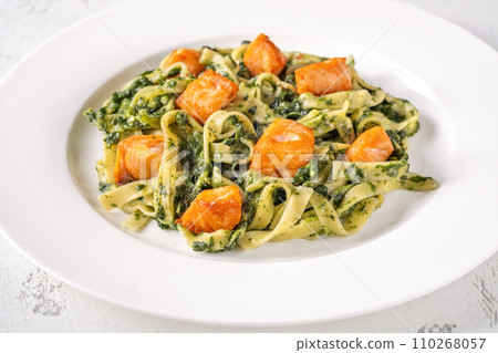 Creamy spinach pasta Creamy spinach pasta 110268057