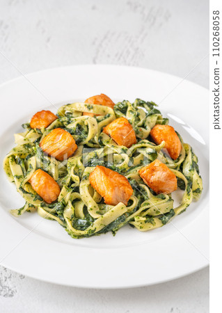 Creamy spinach pasta 110268058