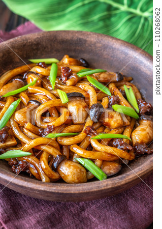 Stir fried udon noodles 110268062