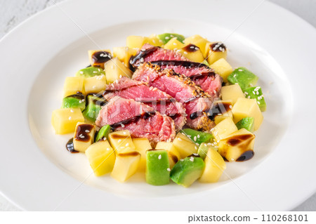 Mango avocado tuna 110268101