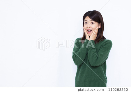 一名 40 多歲的女性微笑著,看起來很驚訝 一名 40 多歲的女性微笑著,看起來很驚訝 110268230