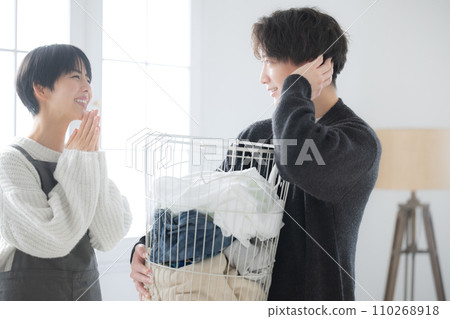 A wife who praises her husband and does housework well and harmoniously A wife who praises her husband and does housework well and harmoniously 110268918