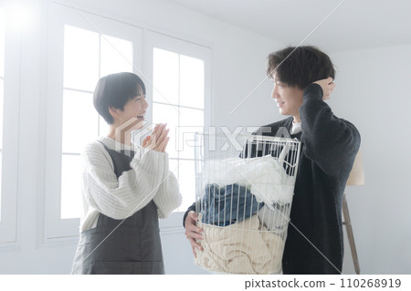 A wife who praises her husband and does housework well and harmoniously 110268919