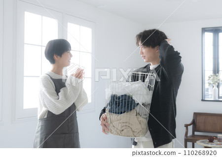 A wife who praises her husband and does housework well and harmoniously A wife who praises her husband and does housework well and harmoniously 110268920