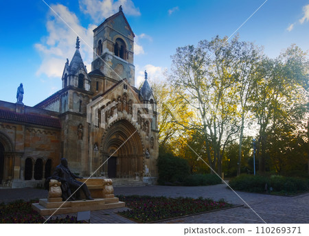 Inner courtyard of Castle Vajdahunyad in Budapest 110269371