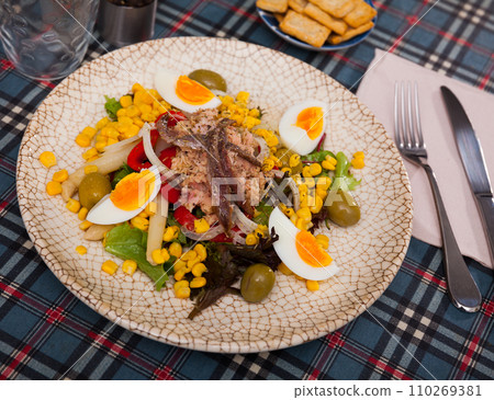 Traditional Spanish salad Xato 110269381