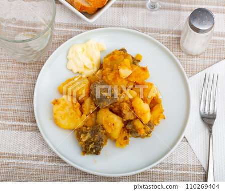 Homemade stewed veal with potato and carrot 110269404
