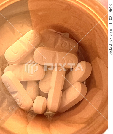 Many medicines in a medicine case Many medicines in a medicine case 110269648