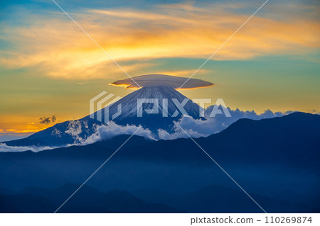 Kasa clouds dyed in the morning glow and Mt. Fuji towering over the mountain range 110269874