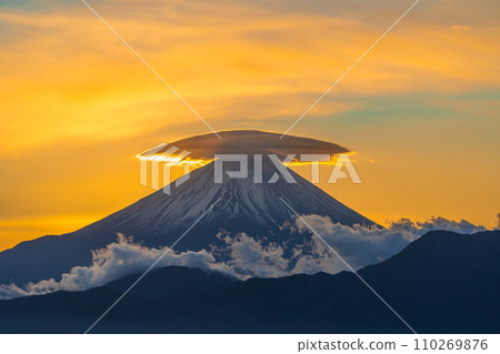 Mt. Fuji in the sunrise sky and Kasa clouds Mt. Fuji in the sunrise sky and Kasa clouds 110269876